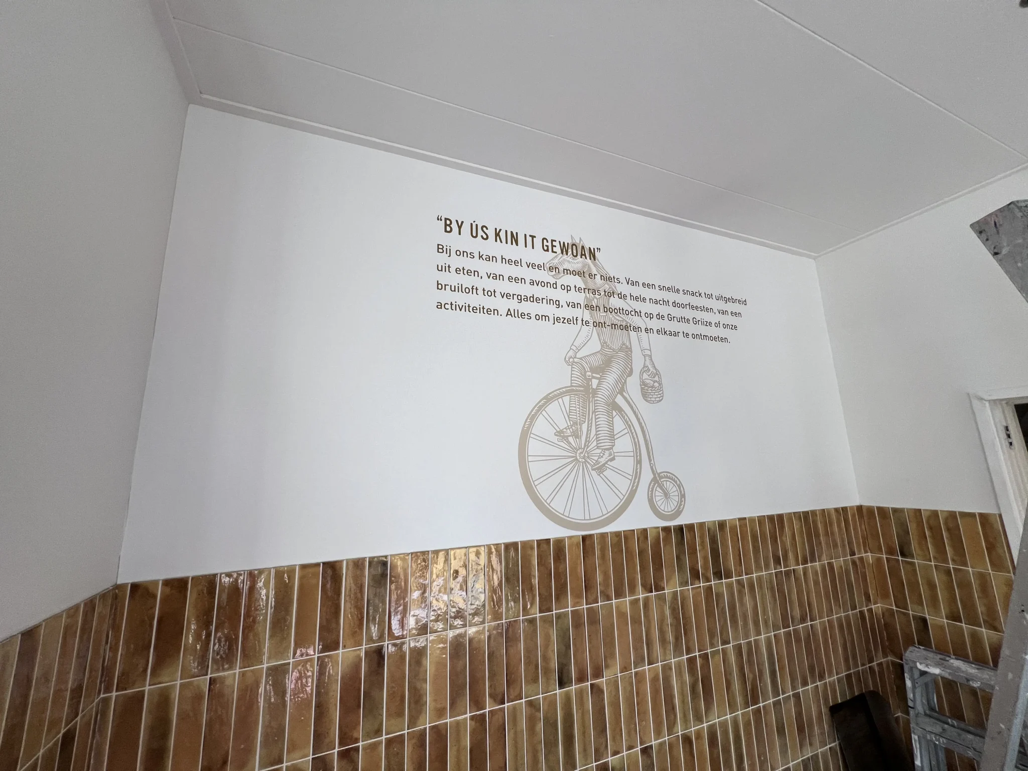Airtex behang bij de Twee gemeenten in Jirnsum. Met de tekst. "BY US KIN IT GEWOAN" Deze behang is geinstalleerd door PieterPlakt